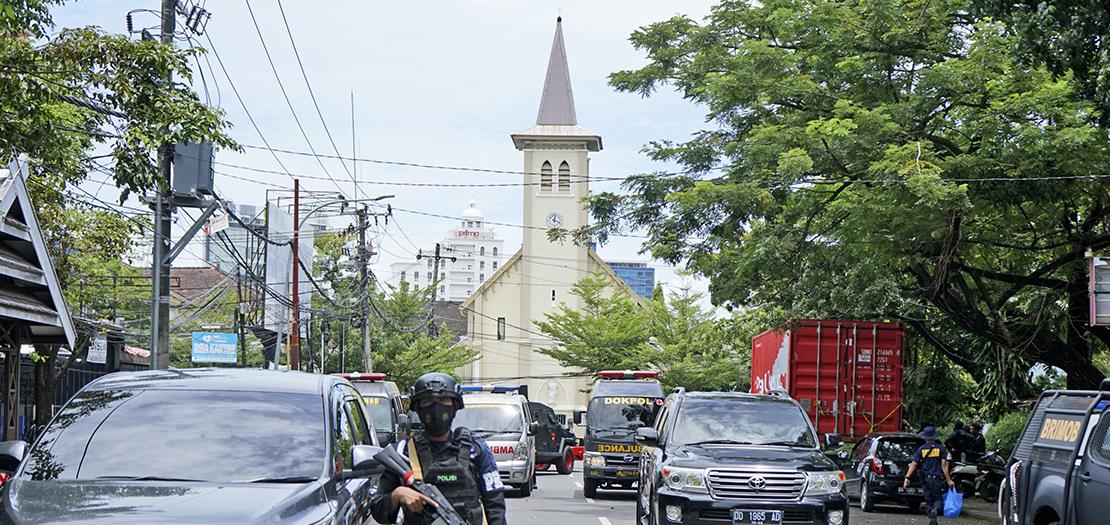 شرطي إندونيسي يقف للحراسة خارج كنيسة بعد انفجار في ماكاسار، 28 آذار 2021