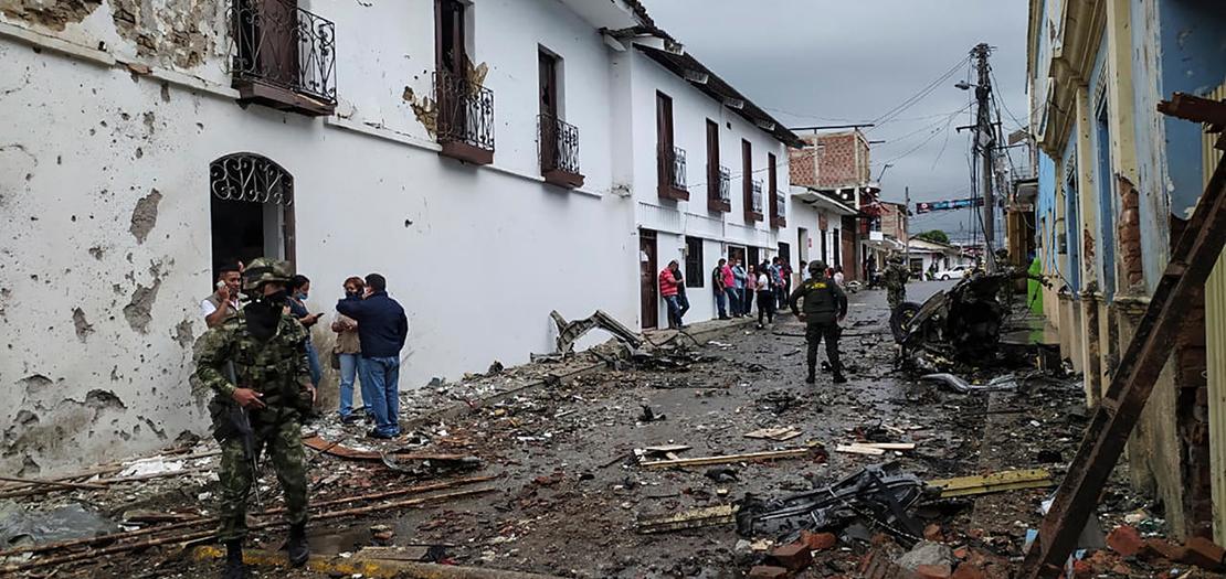 صورة وزعتها بلدية كورينتو في مقاطعة كاولا الكولومبية، يظهر فيها جندي يتفقد الأضرار الناجمة عن انفجار أمام مكاتب رئيس البلدية، 26 آذار 2021
