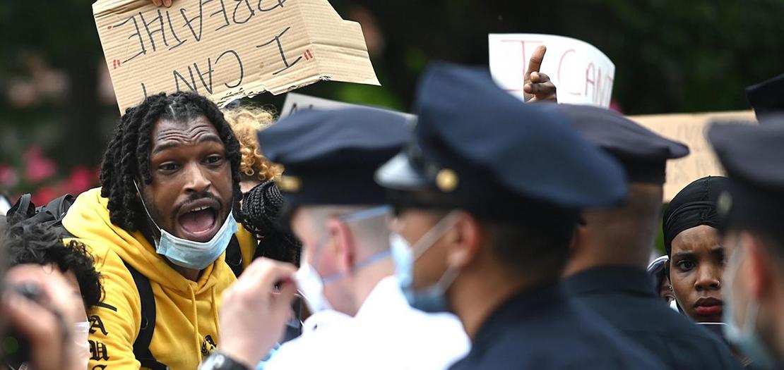 متظاهرون في نيويورك في 18 أيار 2020 يحتجون على العنصرية والعنف في تعامل الشرطة مع السود في الولايات المتحدة