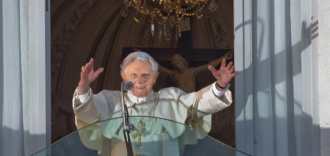في 28 شباط من العام 2013، أصبح البابا بندكتس السادس عشر أول حبر أعظم  يقدّم استقالته منذ أكثر من 600 عامًا، منهيًا بذلك ثمان سنوات من حبريته.