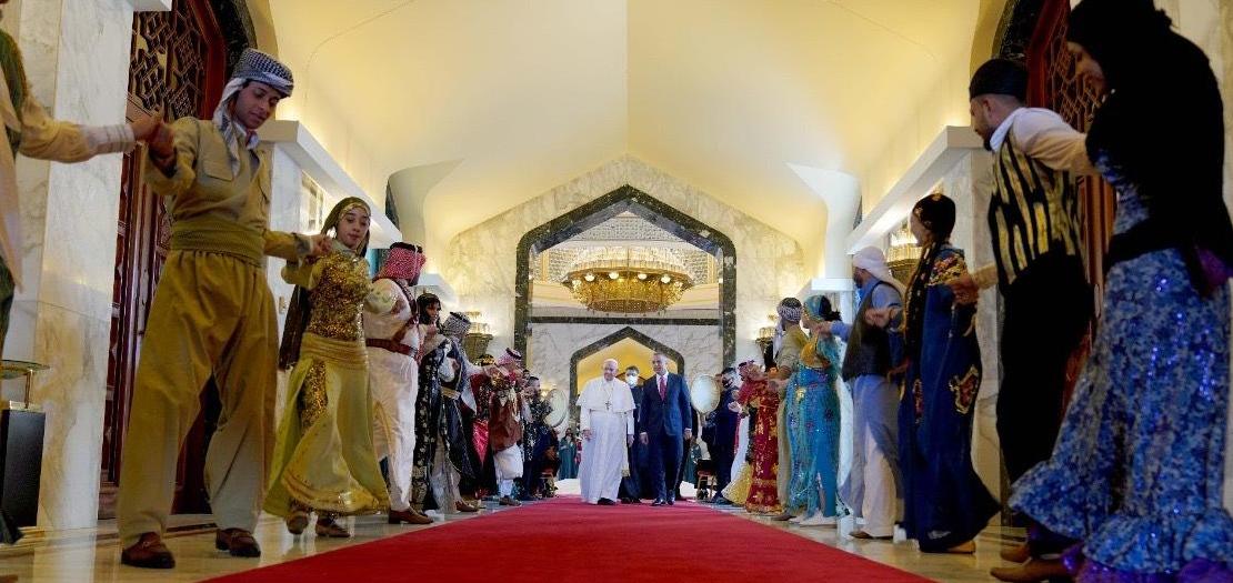 الكاظمي في استقبال البابا فرانسيس