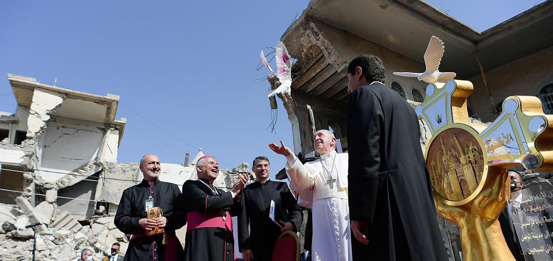 البابا فرنسيس في  ساحة حوش البيعة في الموصل حيث ترأس صلاة على أرواح ضحايا الحرب