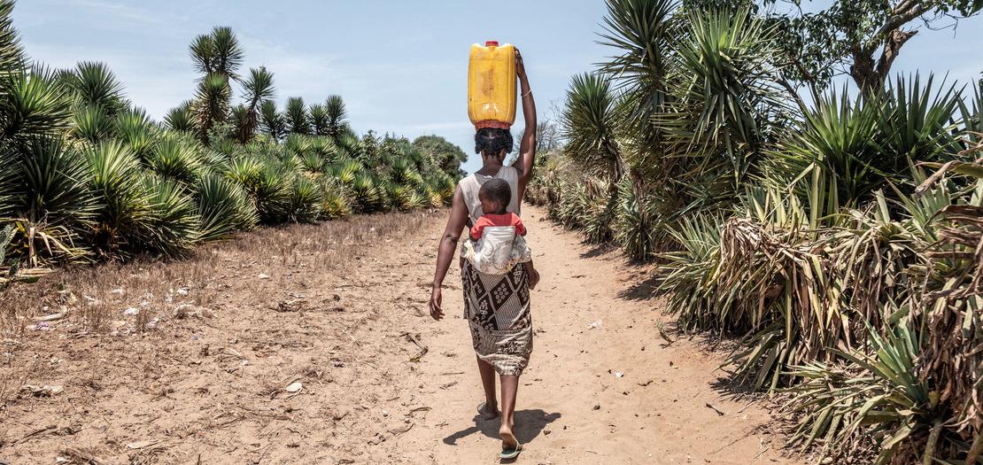 سيّدة في مدغشقر تسير 14 كيلومترا في اليوم للبحث عن مياه نظيفة
