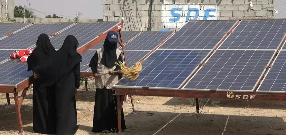 إيمان هادي وزميلاتها في محطة لتوليد الكهرباء بالطاقة الشمسية يشرفن عليها في شمال غرب اليمن، 9 آذار 2021