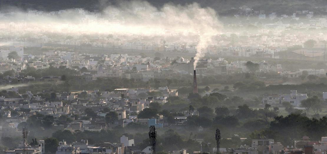 الدخان يتصاعد من مدخنة مصنع في أجمير بشمال الهند، 2 تشرين الثاني 2020