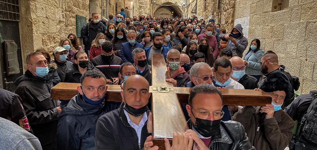 مقدسيون يحييون درب الصليب يوم الجمعة العظيمة، في شوارع المدينة القديمة بالقدس (تصوير: نديم عصفور)