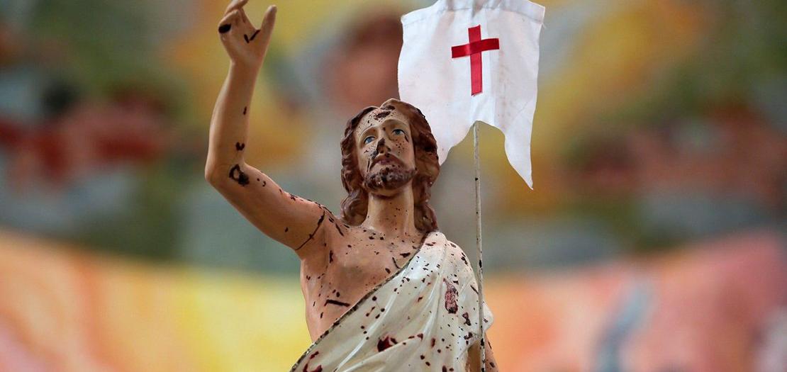 شخص المسيح القائم من بين الأموات، وعليه آثار دماء جراء انفجار قنبلة في سريلانكا خلال الاحتفال بعيد الفصح عام 2019