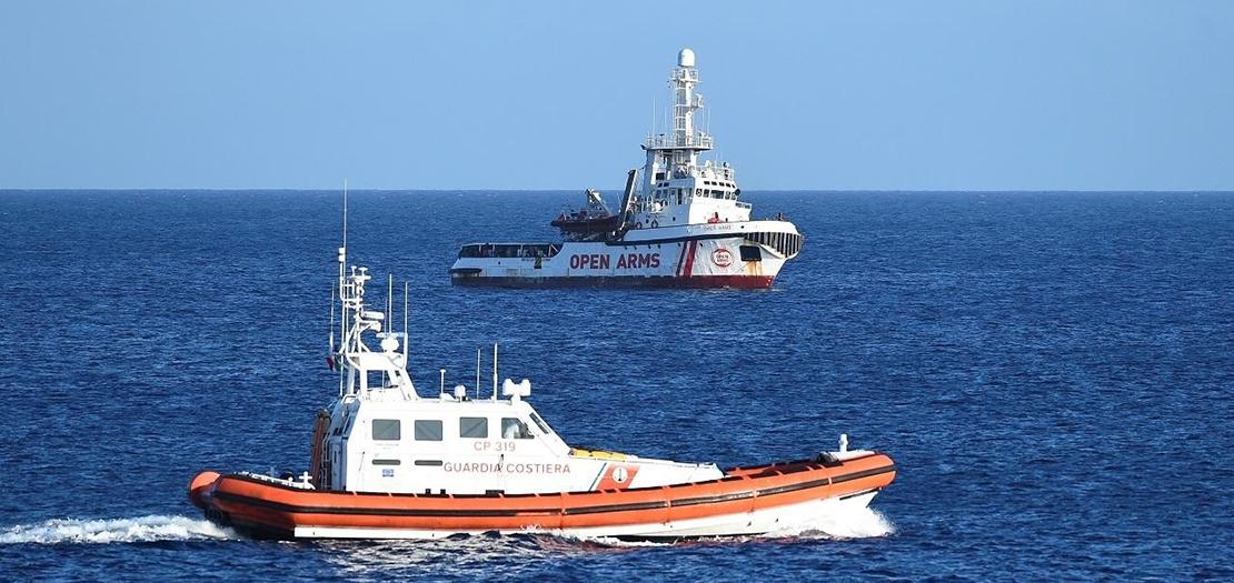 زورق خفر السواحل الإيطالية قرب سفينة إنقاذ المهاجرين الإسبانية "أوبن آرمز"، لامبيدوزا 15 آب 2019