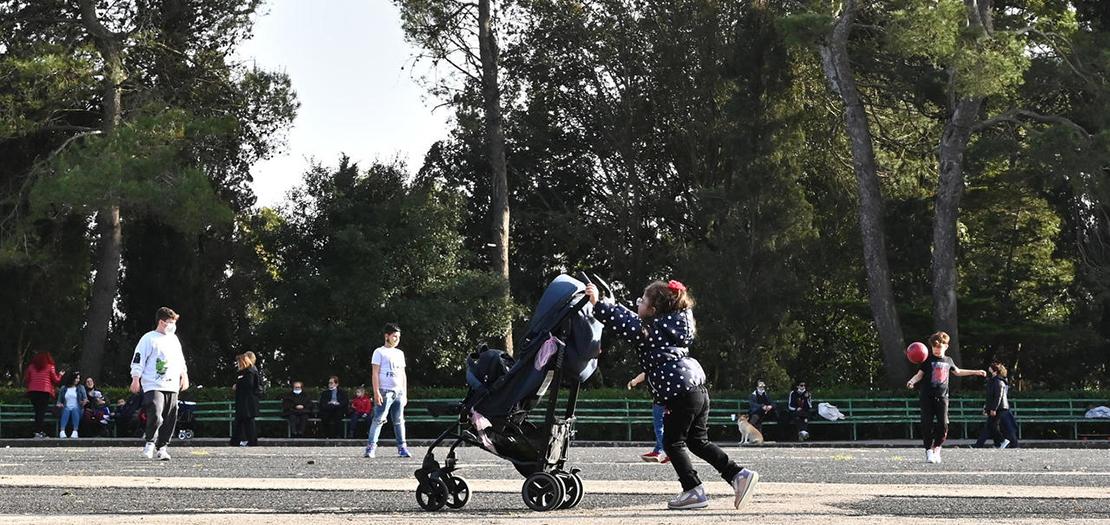 فتاة تدفع عربة اطفال في حديقة عامة في وسط كالتاجيروني يصقلية، 27 نيسان 2021