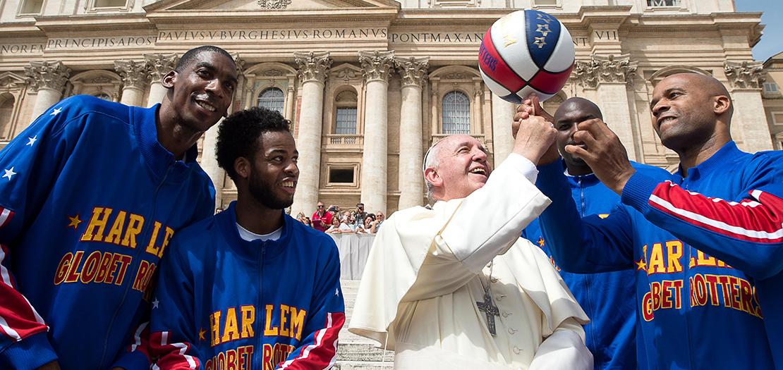 البابا يلتقي عددًا من لاعبي فريق هارلم غلوبتروترز لكرة السلة، 6 أيار 2015 (L’Osservatore Romano Foto ©)