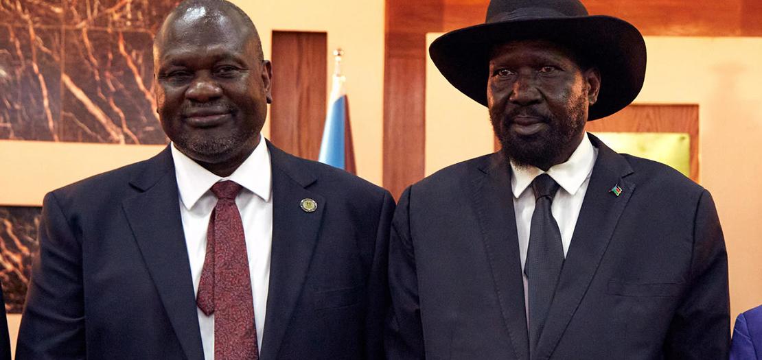 رئيس جنوب السودان سلفا كير (يمين) ونائب الرئيس رياك مشار خلال حفل تنصيبهما، 22 شباط 2020