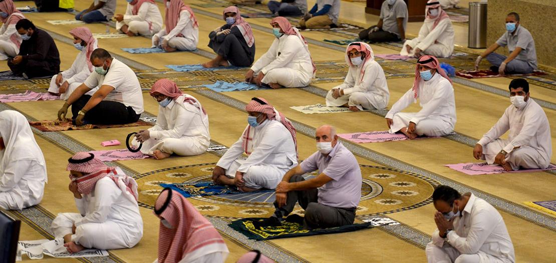 مصلون سعوديون يؤدون صلاة الظهر في مسجد الراجحي بالعاصمة الرياض، 31 أيار 2020