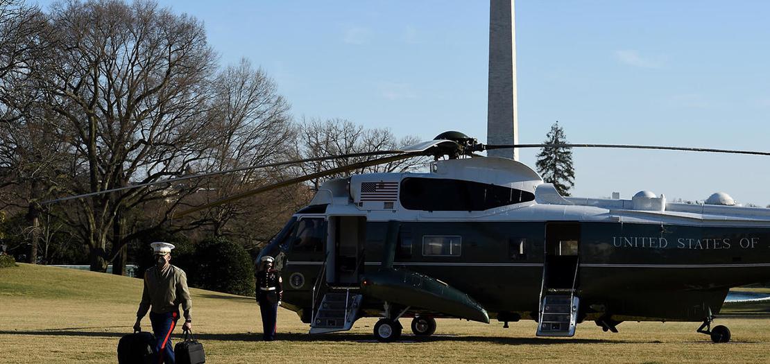 عسكري يحمل حقيبة المعدات والرموز النووية أثناء عودة الرئيس الأميركي جو بايدن وزوجته من كامب ديفيد بولاية ماريلاند إلى البيت الأبيض في واشنطن العاصمة في 21 آذار 2021