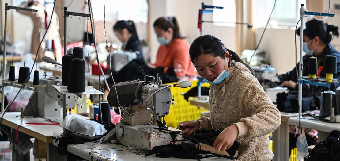 عمال في مصنع للملابس في شرق الصين