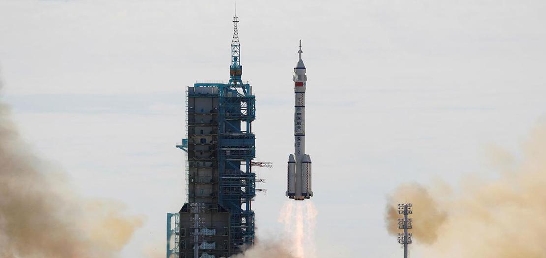 الصاروخ "لونغ مارتش -2 إف" من قاعدة إطلاق الصواريخ في صحراء غوبي (شمال غرب الصين) محمّلاً بالمركبة الفضائية "شنتشو-12" وعلى متنها ثلاثة روّاد في 17 حزيران 2021