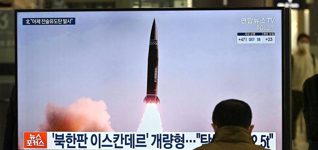 جهاز تلفزيون في محطة قطارات كورية شمالية يعرض التجارب الصاروخية الاخيرة لبيونغ يانغ