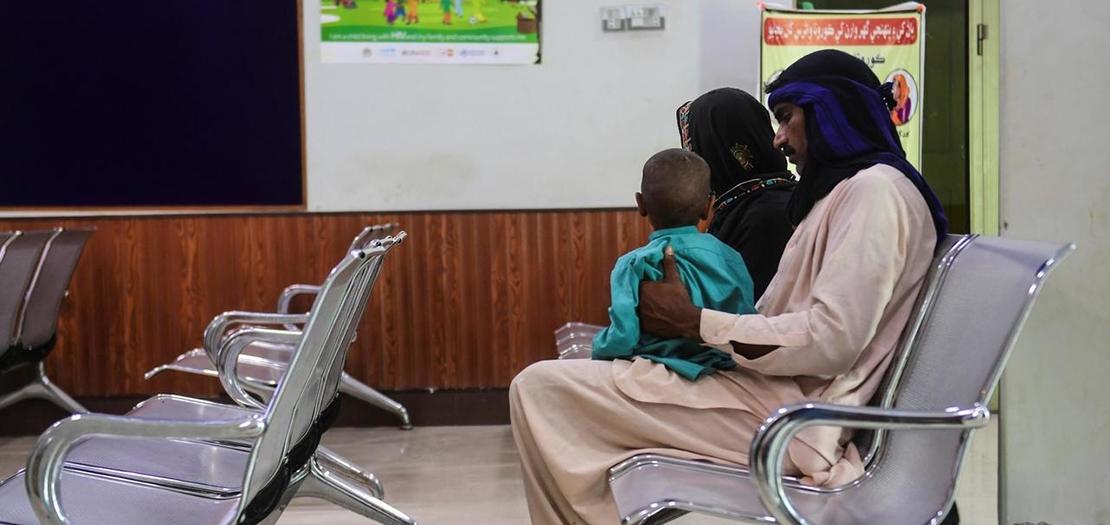 والدان مع طفلهما الايجابي المصل في مركز راتو ديرو الطبي في باكستان في 25 آذار 2021.