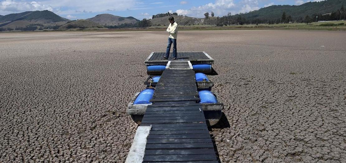 المهندس هيرنان ساندينو واقفا أمام بحيرة سويسكا التي جفت بسبب التغير المناخي بحسب السلطات البيئية في كوكونوبا في وسط كولومبيا الشمالي في التاسع من آذار 2021