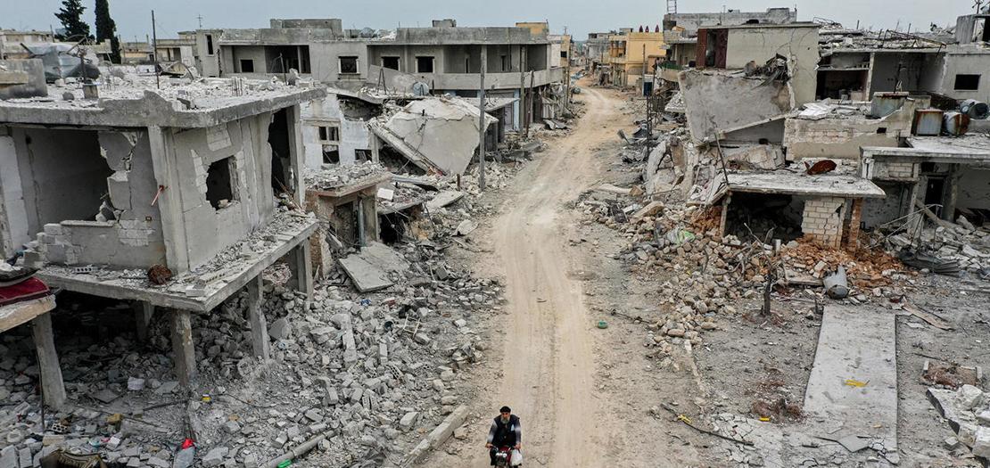 لقطة من الجو يعود تاريخها إلى 12 آذار 2020 تظهر الدمار الذي تعرّضت له بلدة آفس السورية في إدلب