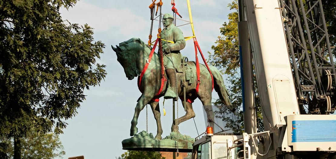 إزالة تمثال الجنرال روبرت لي من حديقة في شارلوتسفيل في 10 تموز 2021