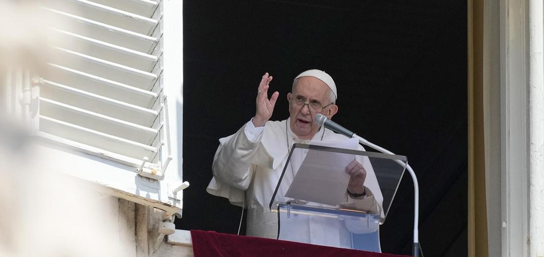 البابا فرنسيس يتلو صلاة التبشير الملائكي من نافذة مقره المطل على ساحة القديس بطرس في 18 تموز 2021