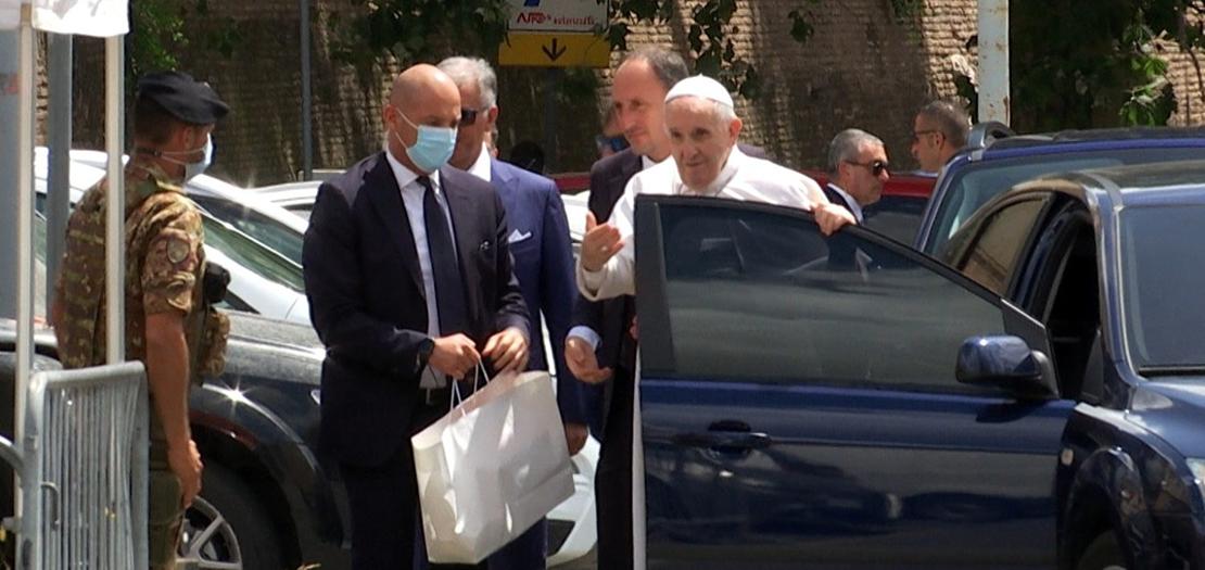 البابا فرنسيس يصافح ينزل من سيارته ليصافح أفرادًا من الشرطة والجيش، على بعد أمتار قليلة من بوابة الفاتيكان، 14 تموز 2021