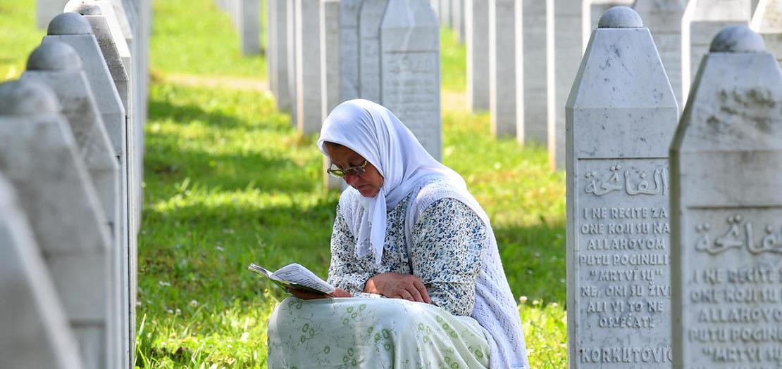 مسلمة بوسنية في المركز التذكاري حيث دفن أقاربها الذين راحوا ضحية مجزرة سربرنيتش عام 1995