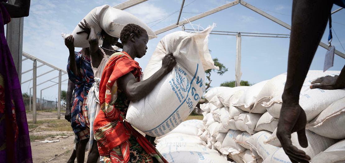 صورة مؤرخة في 10 حزيران 2021 لنساء يستلمن مسادعات غذائية من الأمم المتحدة في إحدى قرى جنوب السودان