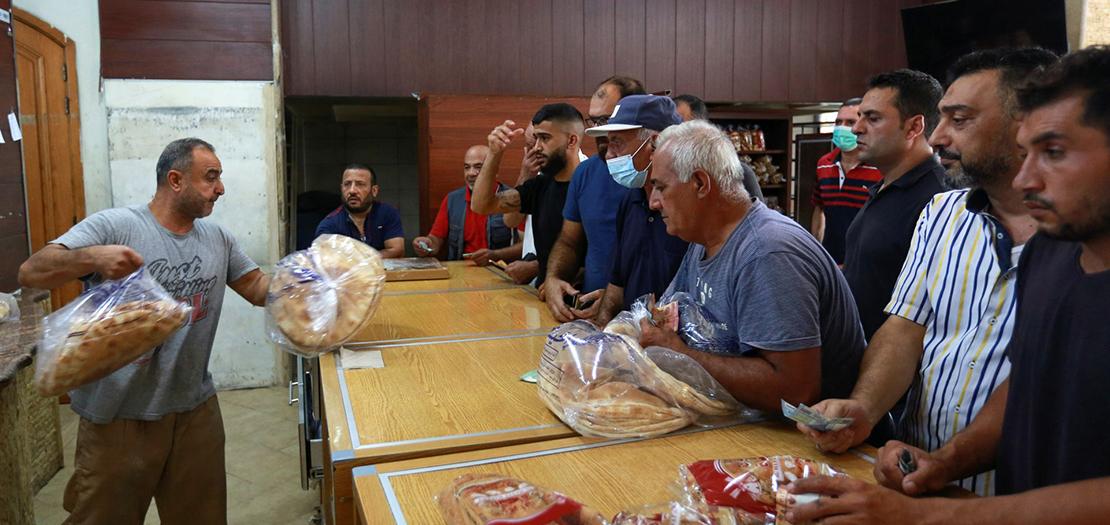 لبنانيون يكافحون بشكل يومي للحصول الخبز (رويترز)