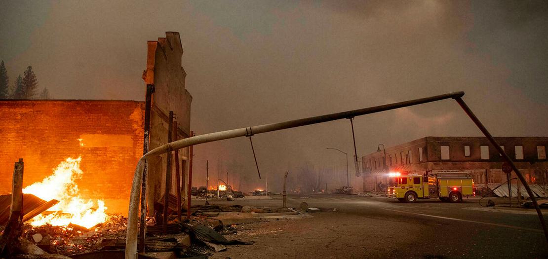 مشاهد من الدمار الذي أحدثه حريق "ديكسي فاير" في بلدة غرينفيل في ولاية كاليفورنيا في 4 آب 2021
