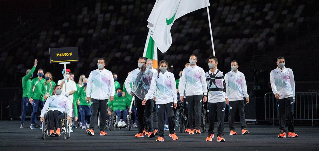 الفريق البارالمبي للاجئين لدى دخولهم الملعب الرئيسي خلال حفل افتتاح دورة الألعاب البارالمبية طوكيو 2020