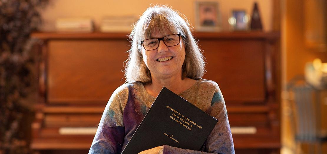 العالمة الكندية الحاصلة على جائزة نوبل للفيزياء دونا ثيو ستريكلاند