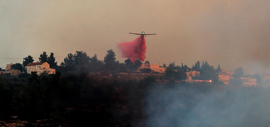 طائرة اطفاء تحاول اخماد حريق عند اطراف القدس في 15 آب 2021