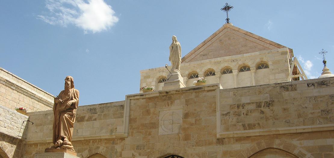 تمثال القديس جيروم أمام كنيسة القديسة كاترينا، المحاذية لكنيسة المهد، في بيت لحم
