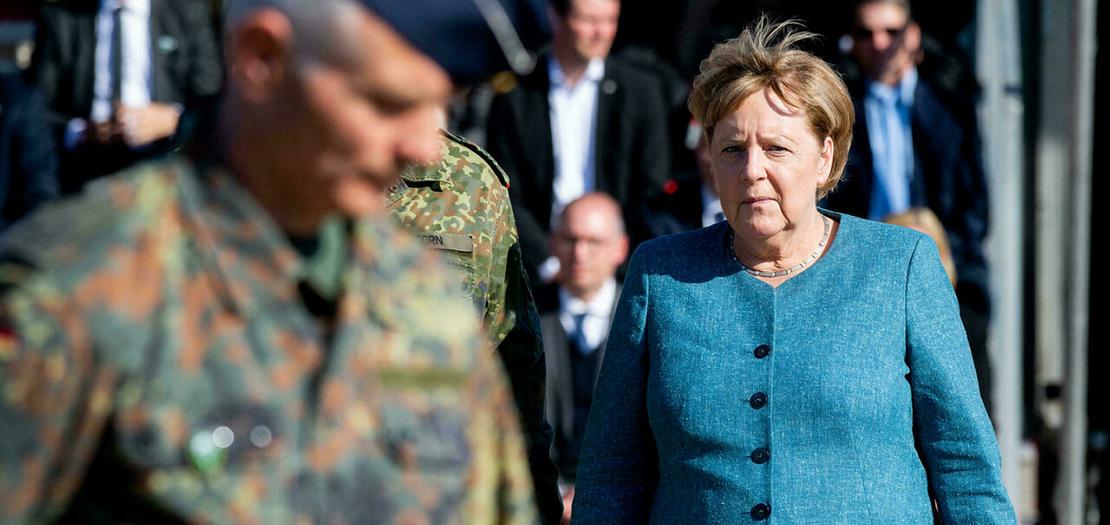 المستشارة الألمانية أنغيلا ميركل خلال مراسم عسكرية في زيردورف بشمال ألمانيا في 22 أيلول 2021