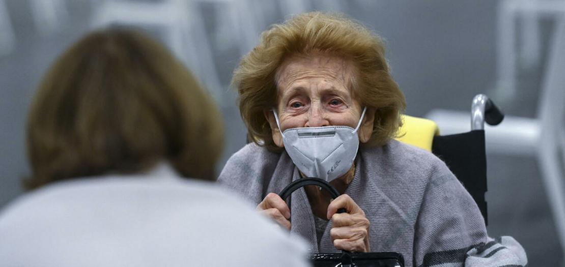 سيدة عجوز في مركز صحي في ألمانيا