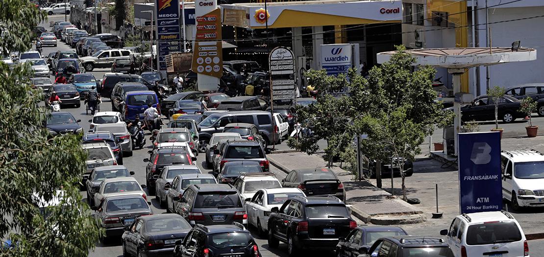 طوابير السيارات أمام محطة بنزين في لبنان