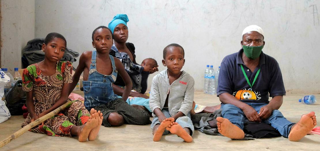 عائلة هاربة من الاشتباكات في بالما - موزمبيق © رويترز