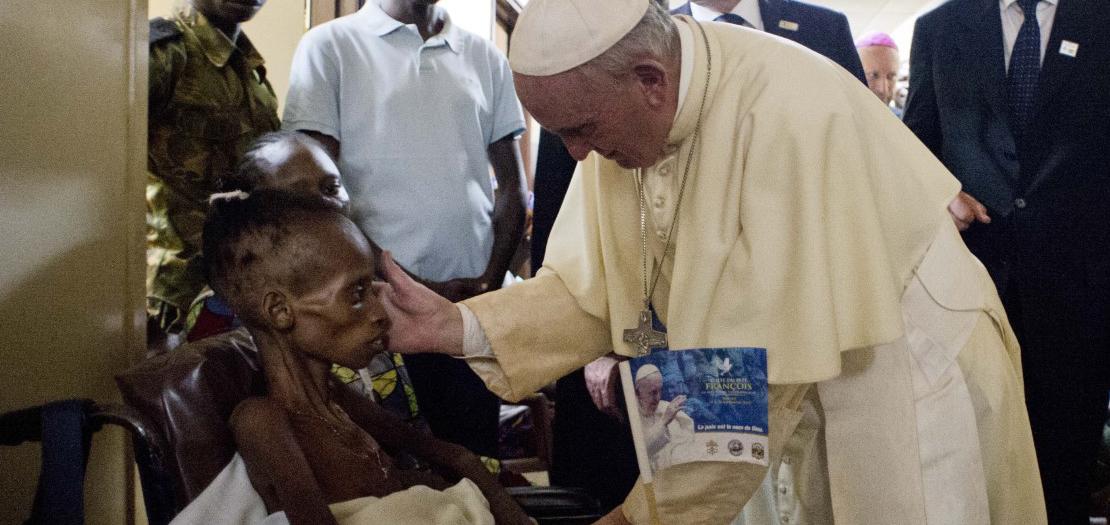 البابا فرنسيس في زيارة غير مجدولة إلى مستشفى الأطفال في بانغي، جمهورية أفريقيا الوسطى، تشرين الثاني 2015