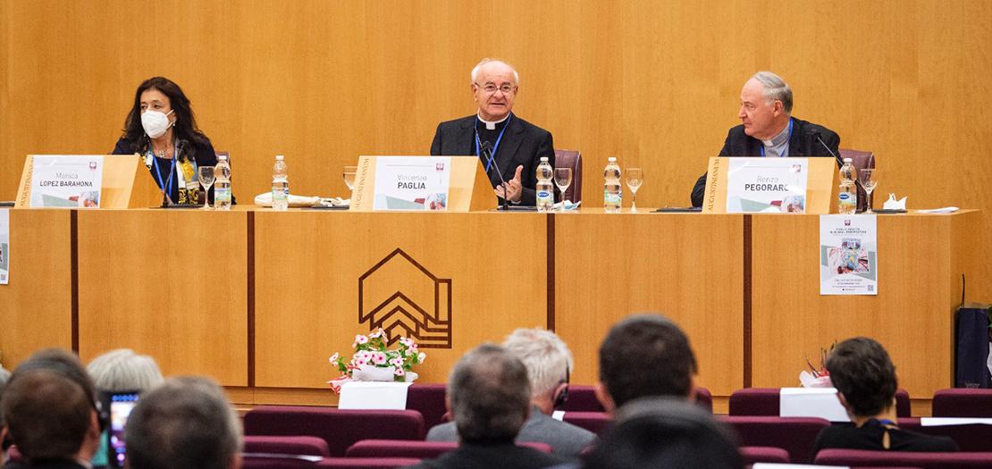 رئيس الأكاديمية البابوية للحياة متحدثًا خلال المؤتمر الصحفي