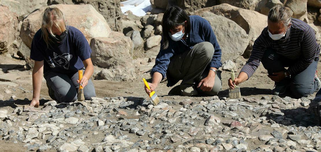 علماء الآثار أمام الفسيفساء العملاقة بقرية بويوك تسليك، في منطقة سورجون بمقاطعة يوزغات التركية، 21 أيلول 2021