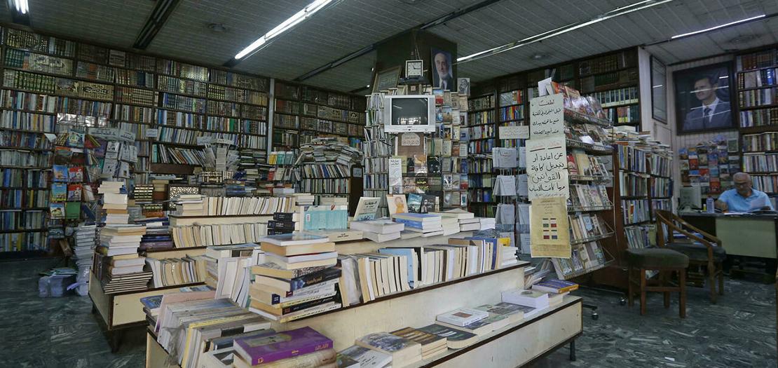 موظف يعمل في مكتبة النوري المهددة بالإغلاق والعائد تاريخ تأسيسها إلى سنة 1930، في دمشق في 17 تشرين الأول 2021