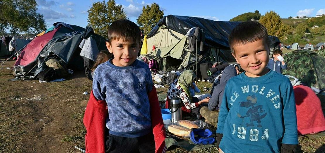 صورة مؤرخة في 15 تشرين الاول 2021 لصبيين في مخيم غير شرعي للمهاجرين في مدينة فيليكا كلادوسا على الحدود الشمالية للبوسنة والهرسك