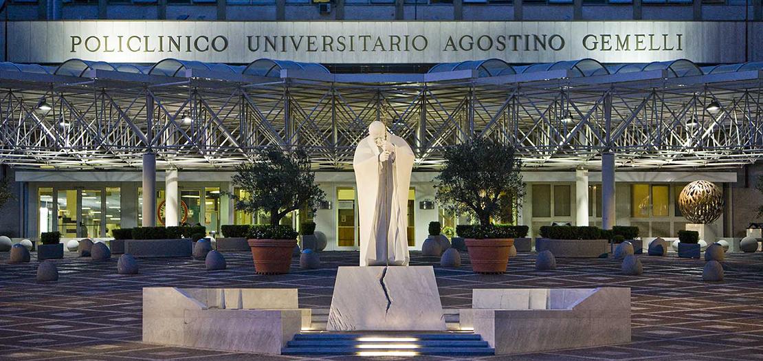 تمثال البابا يوحنا بولس الثاني أمام مستشفى أغوستينو جيميلي الجامعي