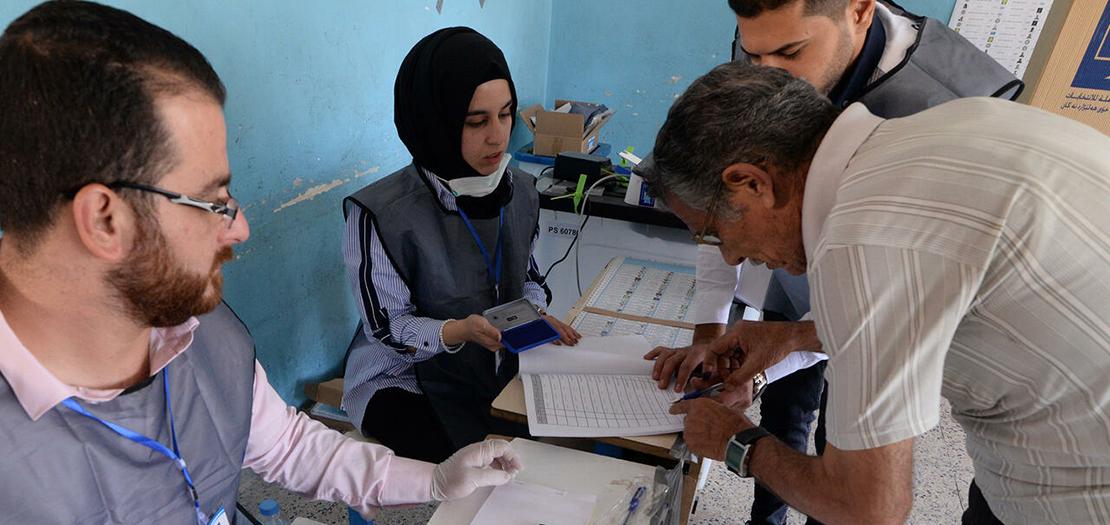 عراقي يدلي بصوته في الانتخابات النيابية المبكرة في الموصل، 10 تشرين الأول 2021