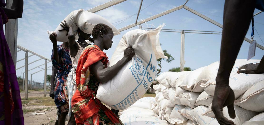 نساء يستلمن مسادعات غذائية من الأمم المتحدة في إحدى قرى جنوب السودان، 10 حزيران 2021