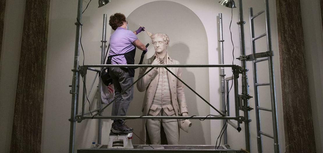 تنظيف تمثال لتوماس جيفرسون في الكونغرس الأميركي في 4 آب 2021