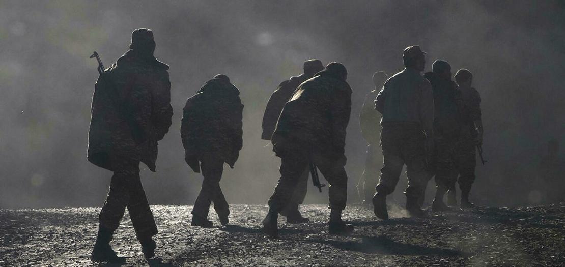جنود أرمن يسيرون قرب الحدود بين ناغورني قره باغ وأرمينيا، 8 تشرين الثاني 2020