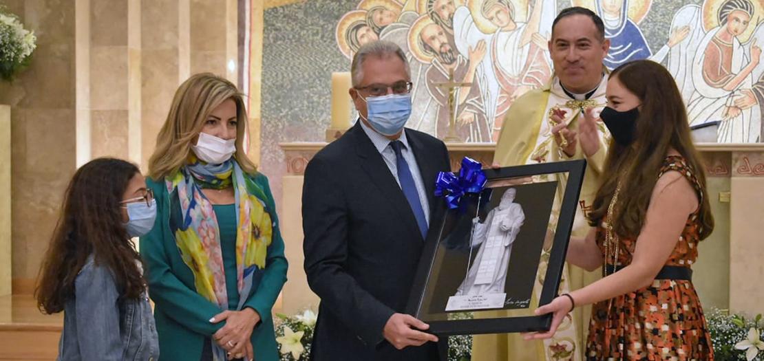 السفير يتسلم هدية من الرعية، وهي صورة للقديس مارون موضوعة في الفاتيكان، موقّعة من النحات ماركو أوغوستو دوناس، وقد قدمتها لسعادته سيسيليا قمر