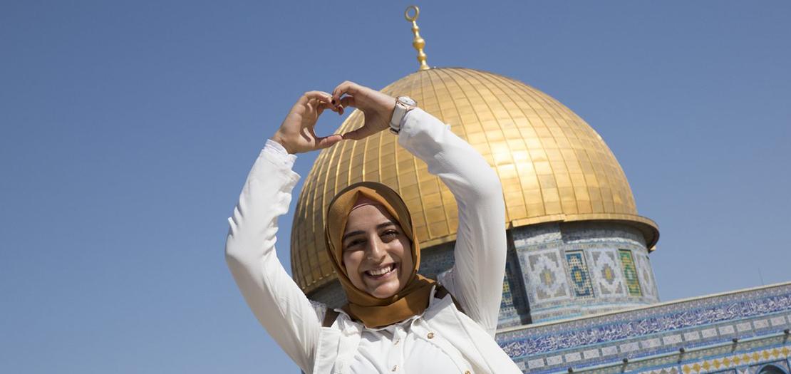 فتاة فلسطينية تغادر الضفة الغربية لأول مرة في حياتها، تزور قبة الصخرة في القدس